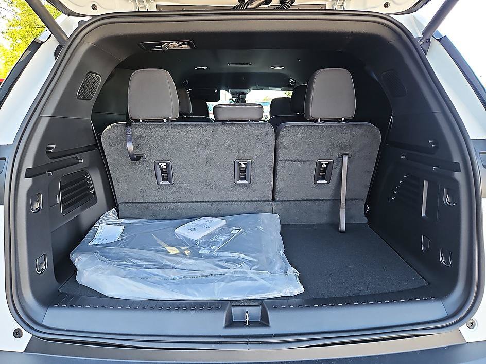 New 2027 Chevrolet Traverse LT w/ Midnight/Sport Edition AWD/4WD image 12