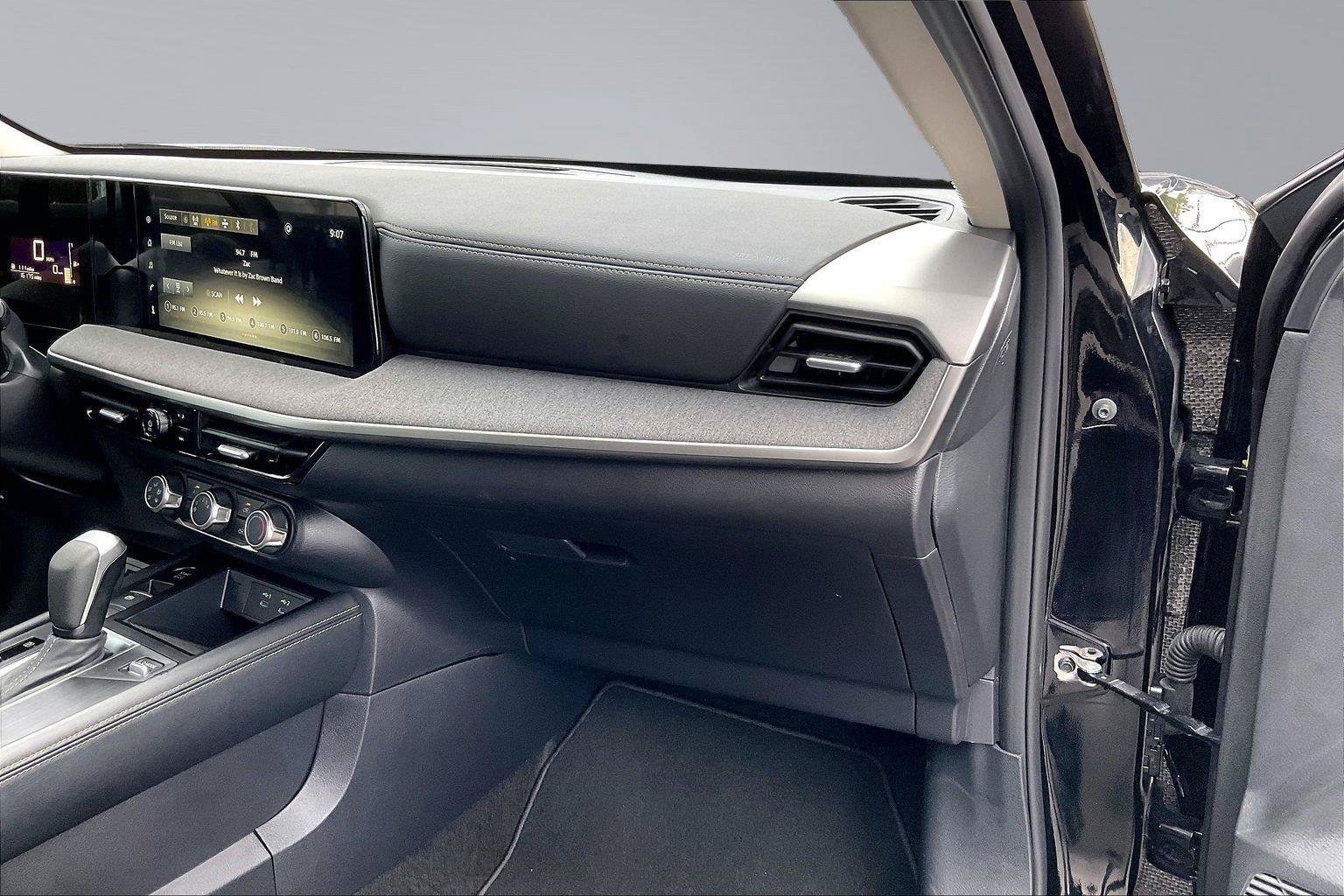 Certified 2025 Nissan Kicks SV AWD/4WD image 18