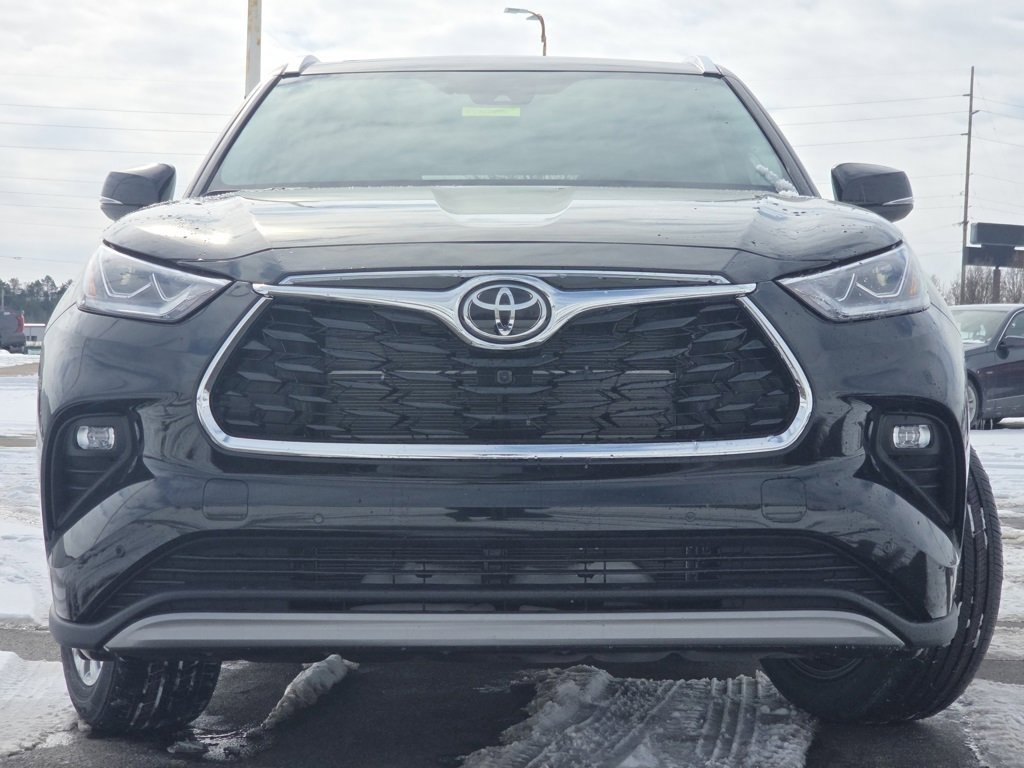 New 2026 Toyota Highlander Platinum image 3