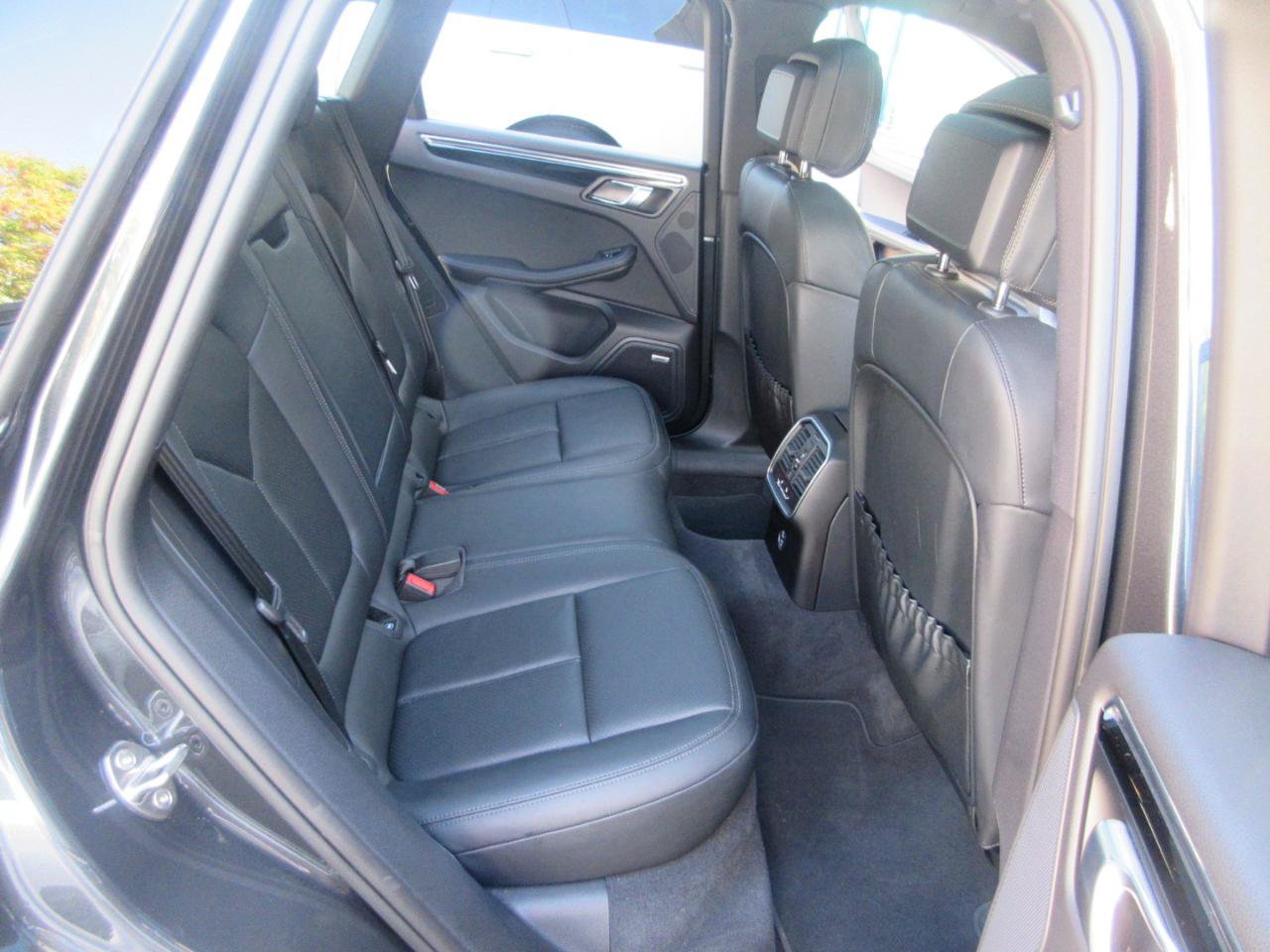 Used 2025 Porsche Macan w/ Premium Package Plus AWD/4WD image 36