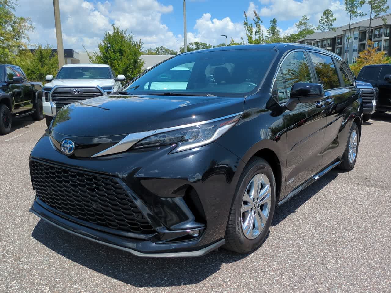 Certified 2021 Toyota Sienna XSE AWD/4WD image 2