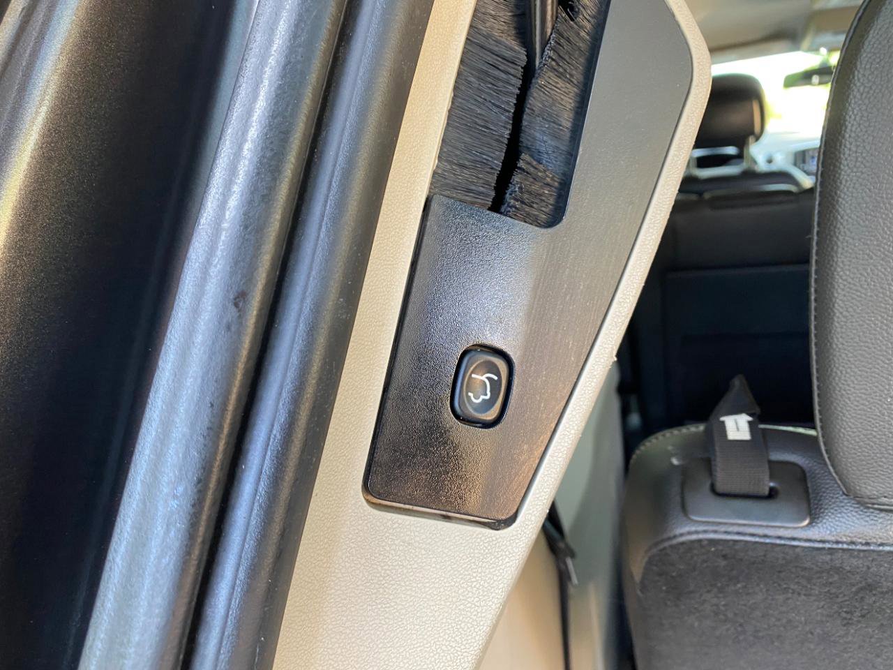 Used 2016 Chrysler Town & Country Touring FWD image 8