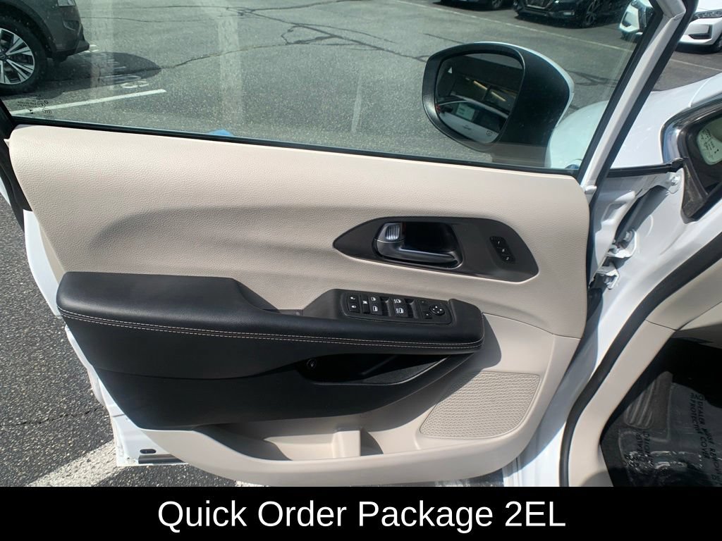 Used 2023 Chrysler Pacifica Touring-L FWD image 10