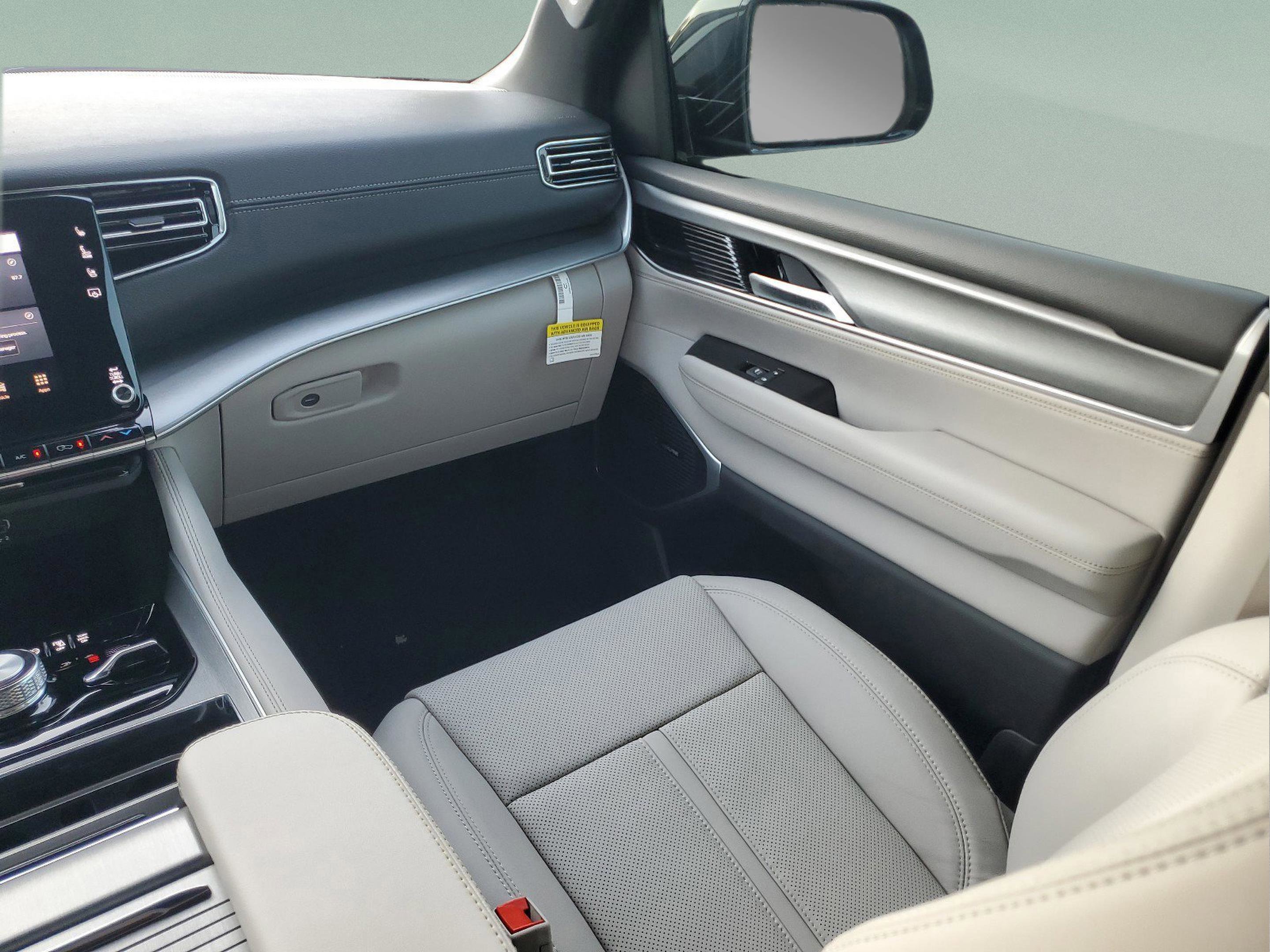 New 2025 Jeep Wagoneer L Series III w/ 8-pass Seating Package image 13