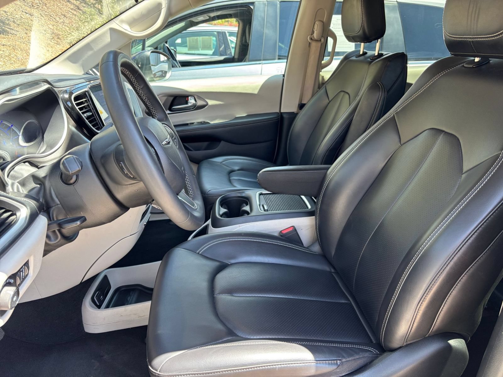 Used 2023 Chrysler Pacifica Touring-L FWD image 28