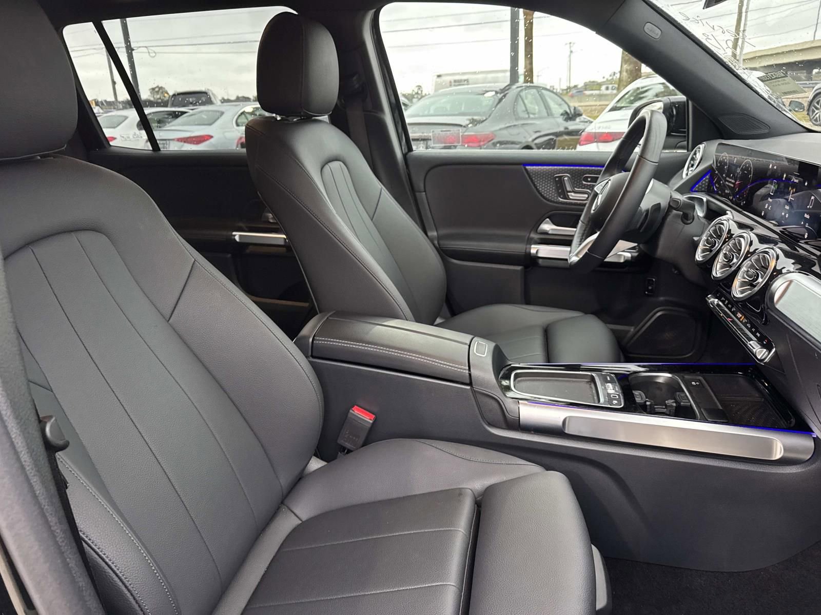 Used 2025 Mercedes-Benz GLB 250 4MATIC image 11