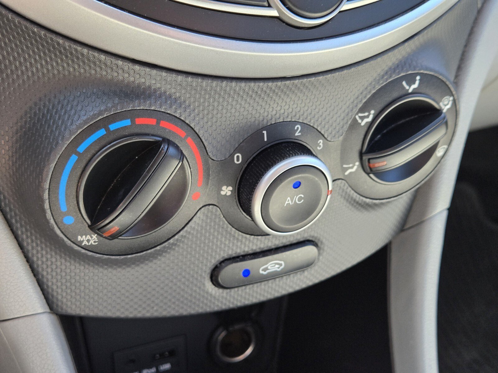 Used 2013 Hyundai Accent GLS FWD image 19