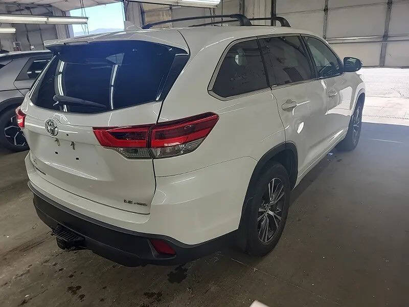Used 2018 Toyota Highlander Plus w/ Carpet Mat Package (TMS) AWD/4WD image 2