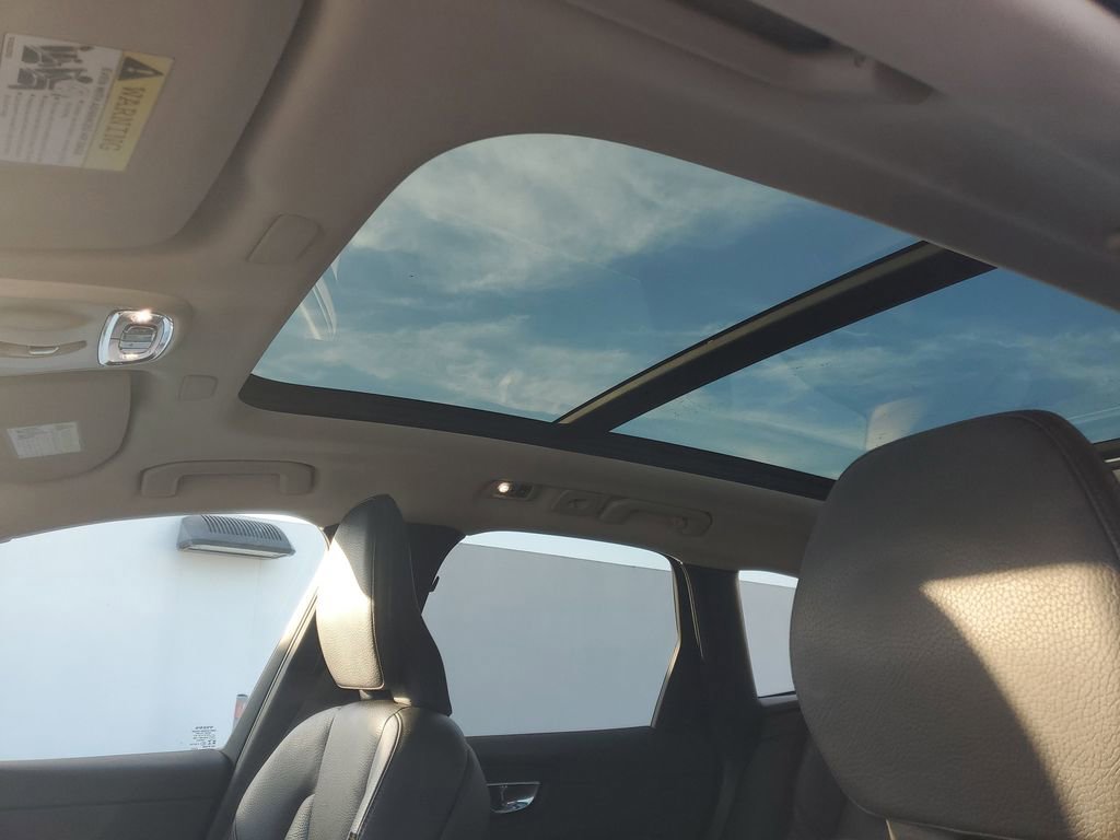 Used 2020 Volvo XC60 T5 Momentum w/ Protection Package Premier image 18