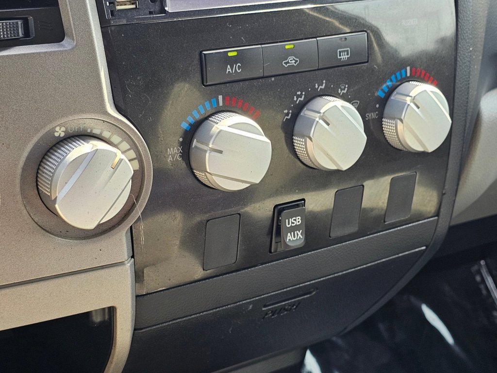 Used 2013 Toyota Tundra 4x4 CrewMax w/ Tow Pkg image 9