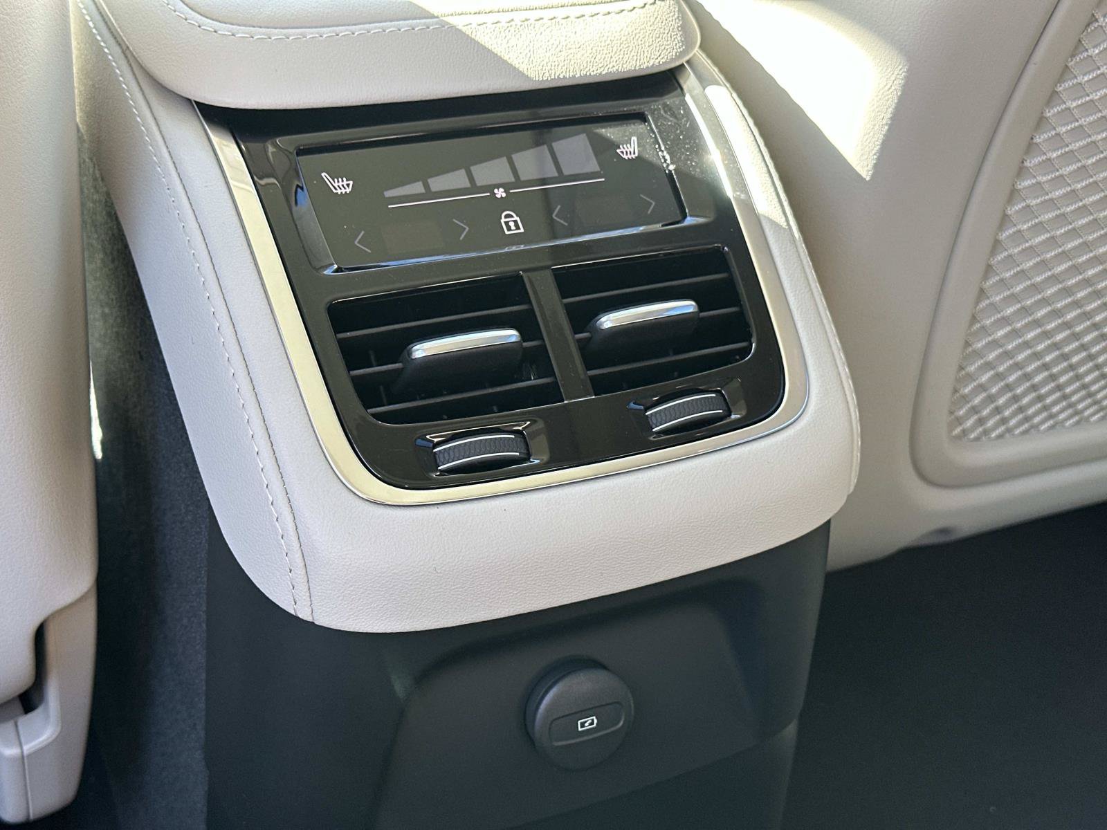 New 2026 Volvo XC90 T8 Ultra w/ Protection Package Premier AWD/4WD image 10
