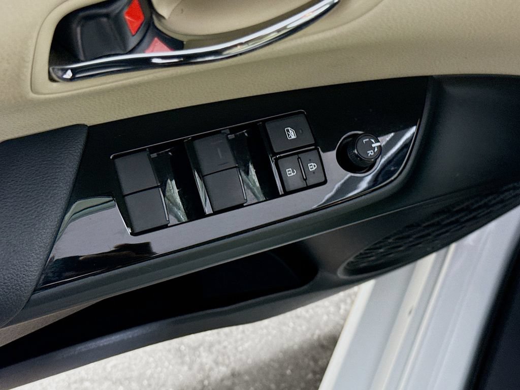 Certified 2022 Toyota Prius XLE FWD image 18