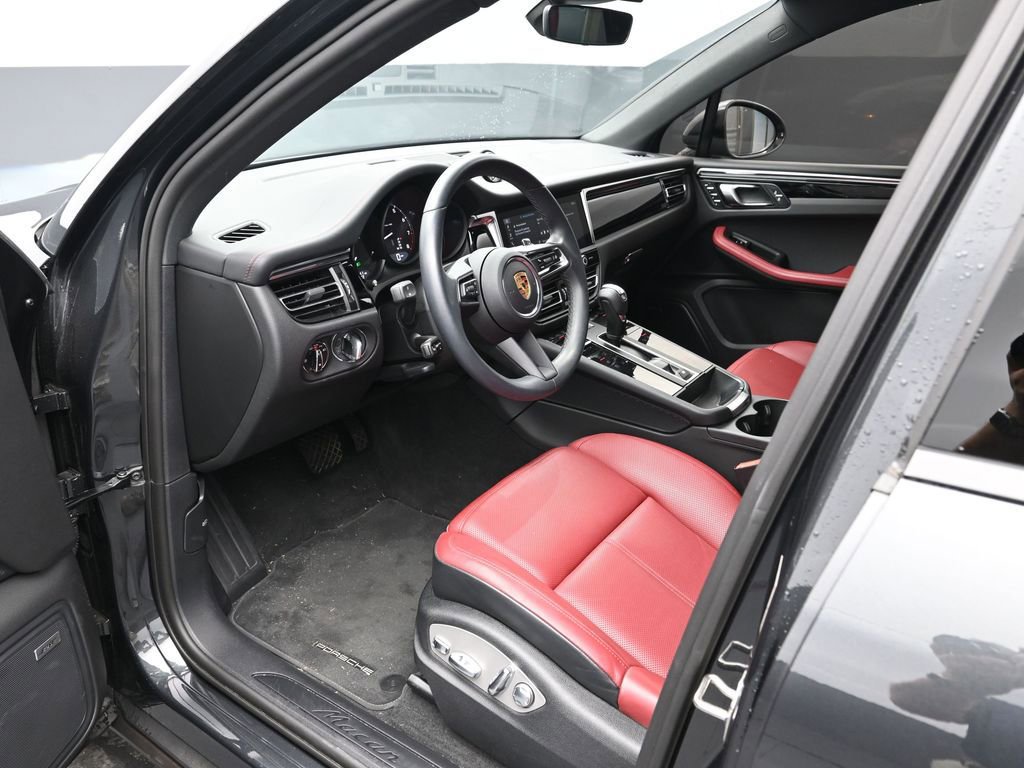 Certified 2023 Porsche Macan image 4