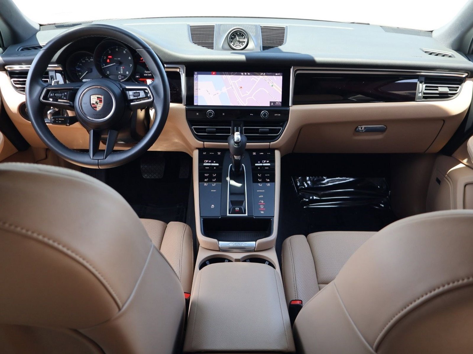Certified 2022 Porsche Macan AWD/4WD image 21