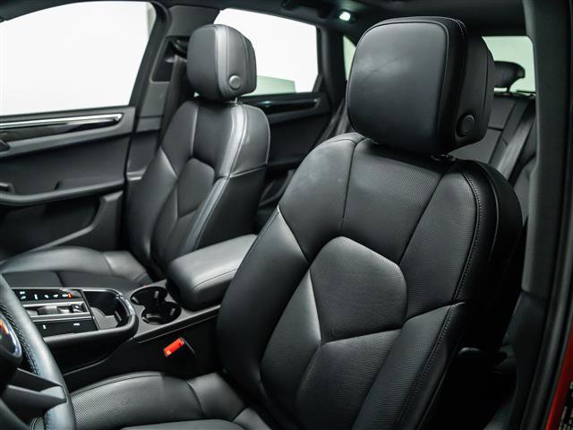 Certified 2025 Porsche Macan image 5