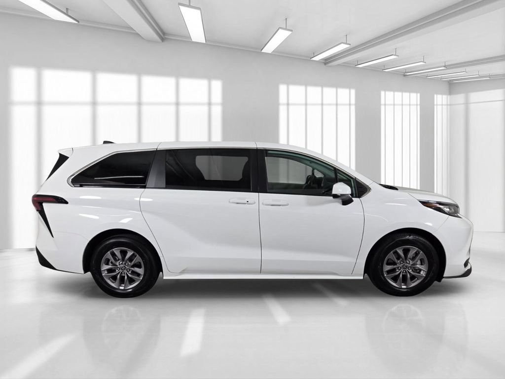 Used 2023 Toyota Sienna LE AWD/4WD image 9