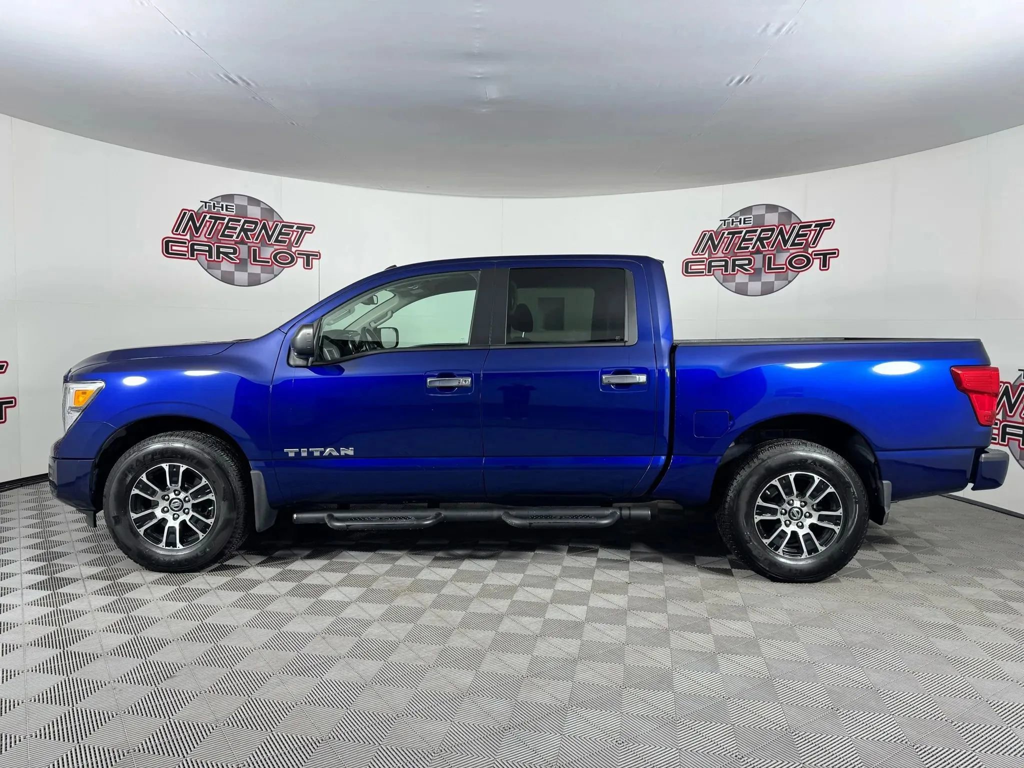 Used 2021 Nissan Titan SV w/ SV Convenience Package image 4