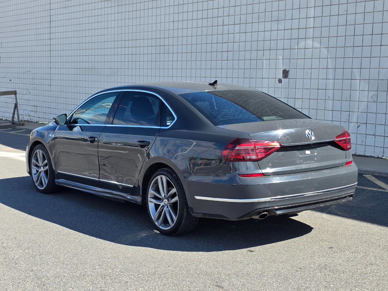 Used 2017 Volkswagen Passat 1.8T R-Line w/ R-Line Lighting Package FWD image 7