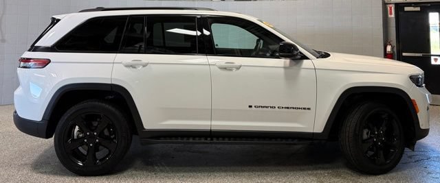 Used 2024 Jeep Grand Cherokee Limited w/ Luxury Tech Group II AWD/4WD image 7