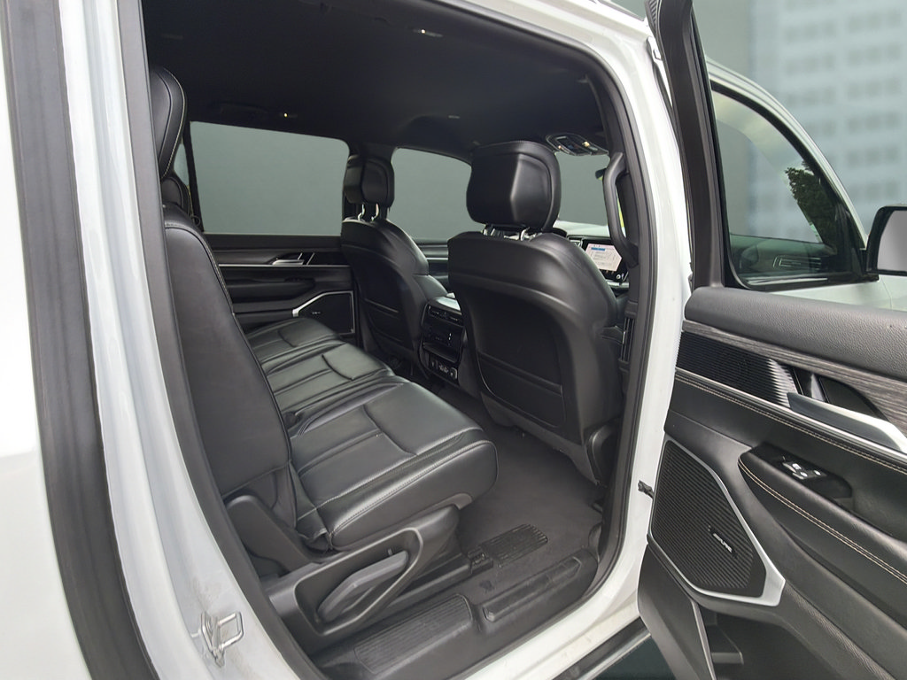 Used 2024 Jeep Wagoneer L Series III w/ Flexible Seating Group AWD/4WD image 27