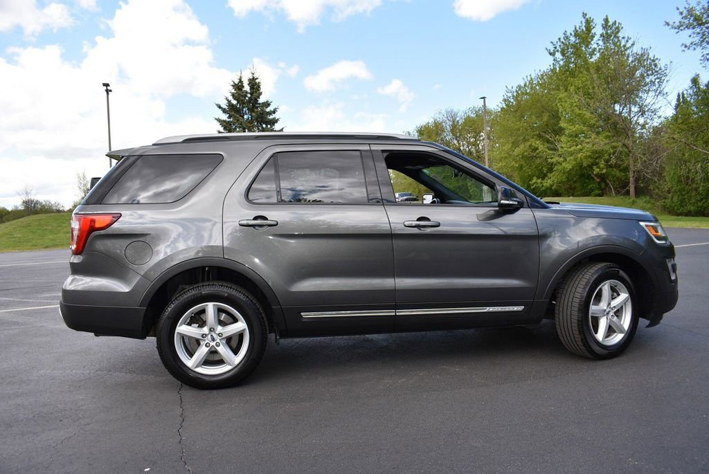 Used 2017 Ford Explorer XLT w/ Equipment Group 202A AWD/4WD image 4