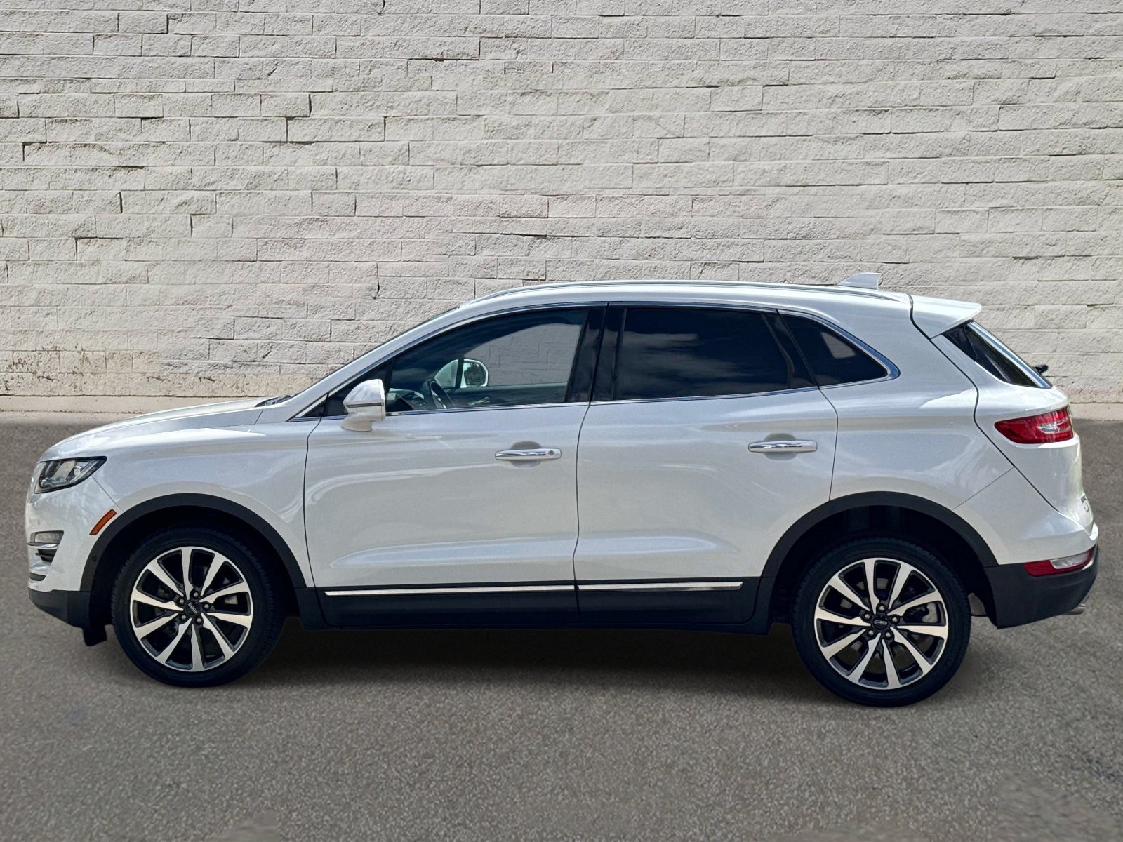 Used 2019 Lincoln MKC Reserve w/ MKC Technology Package FWD image 2