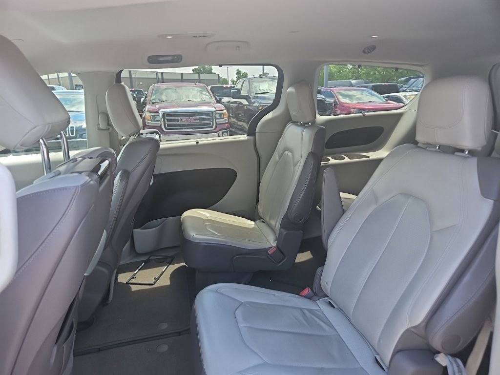 Used 2018 Chrysler Pacifica Touring-L Plus FWD image 14