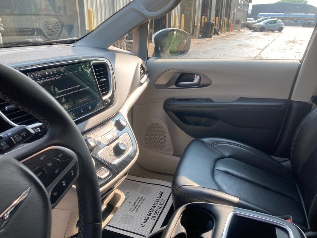 Used 2023 Chrysler Pacifica Touring-L FWD image 16