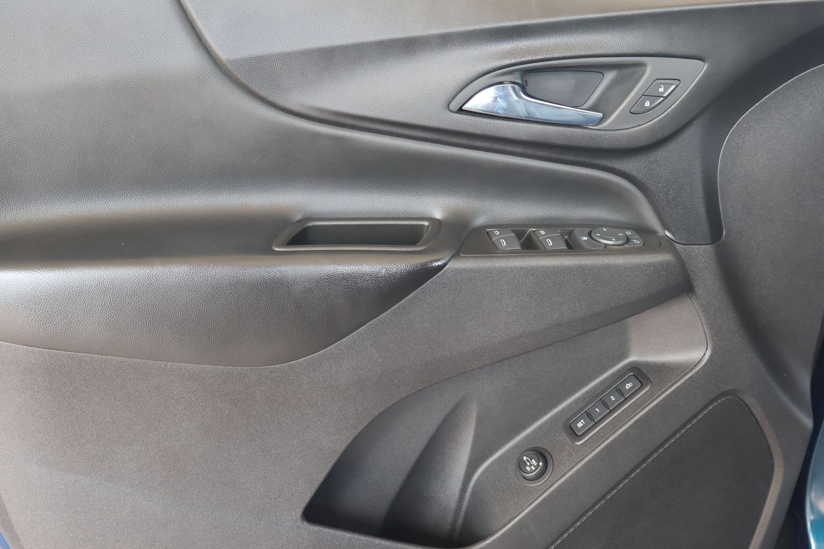 Used 2020 Chevrolet Equinox LT w/ Sport Edition image 10