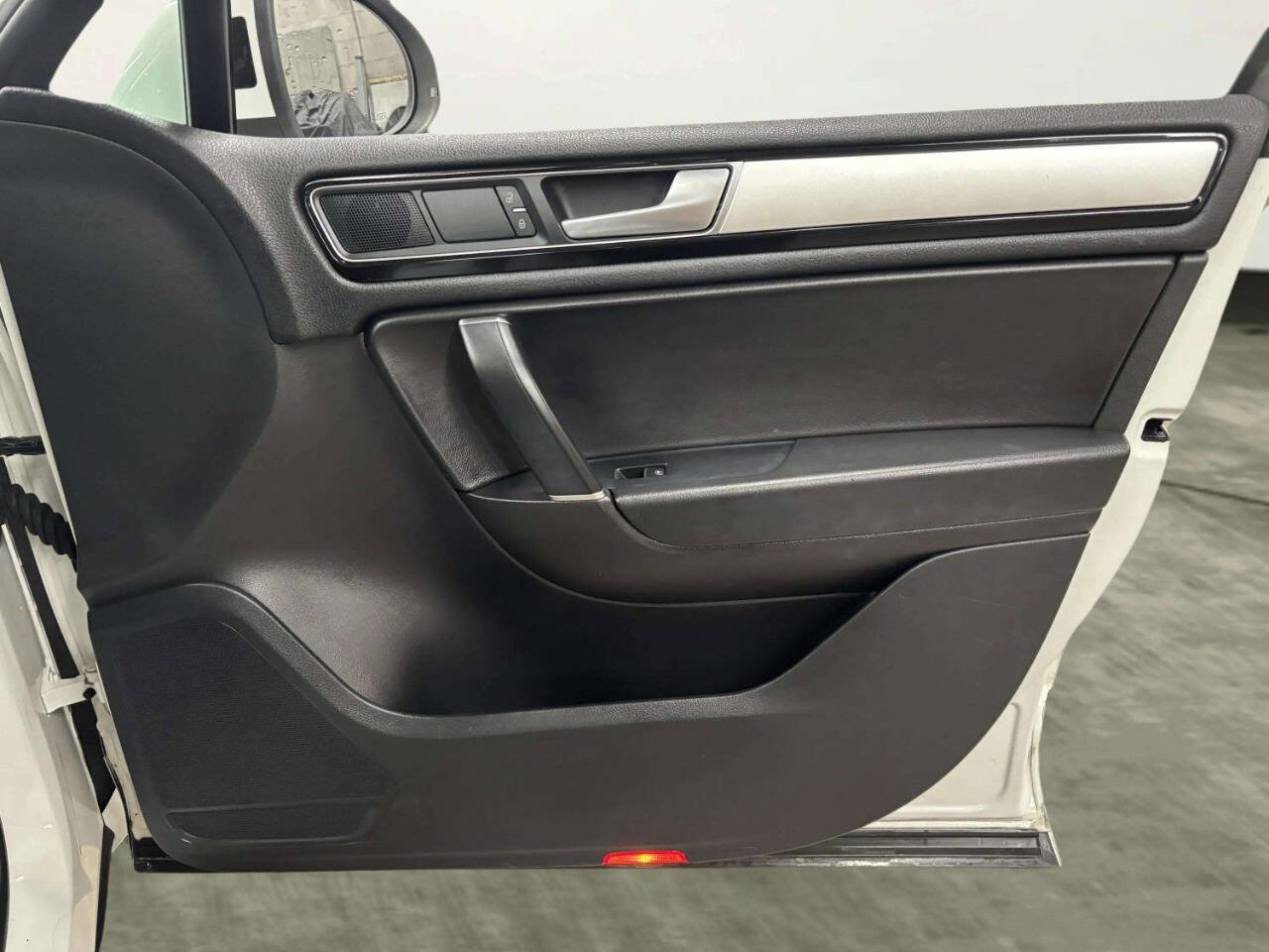 Used 2016 Volkswagen Touareg VR6 image 20