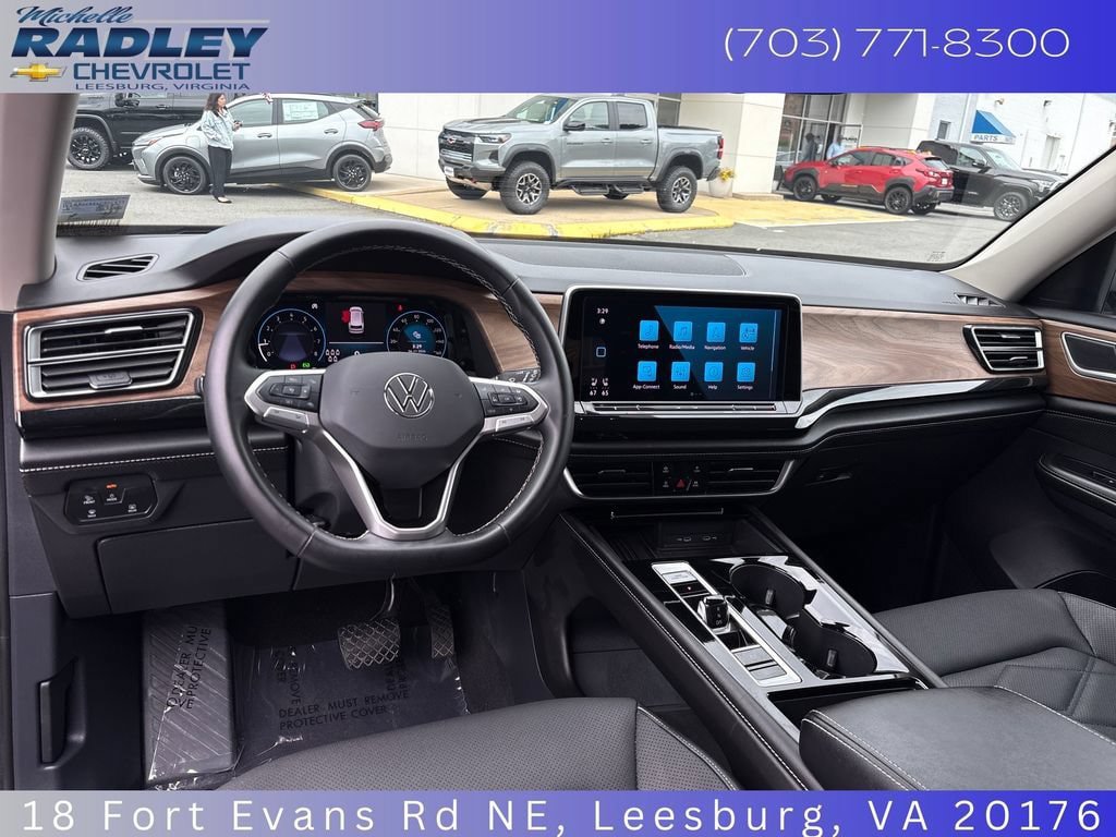 Used 2025 Volkswagen Atlas SE AWD/4WD image 15