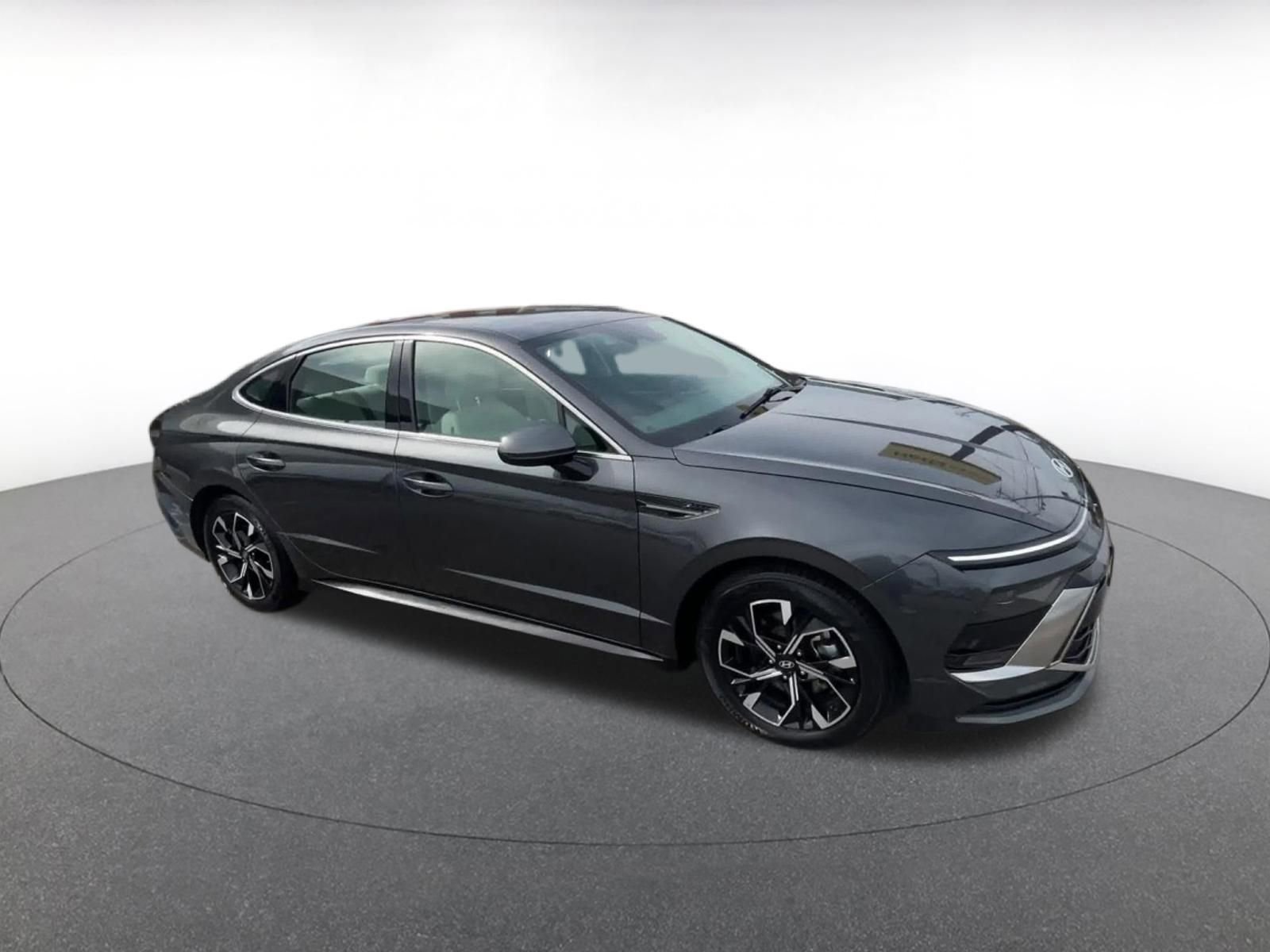 Used 2025 Hyundai Sonata SEL FWD image 2