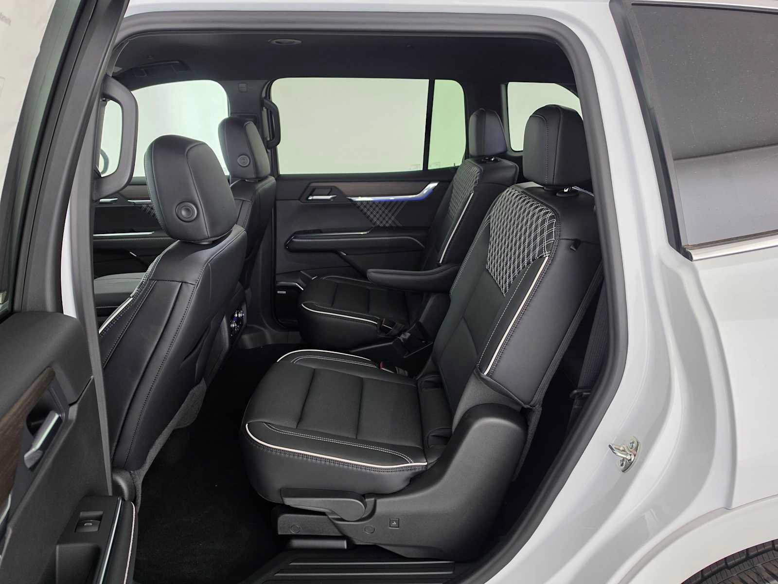 New 2027 GMC Acadia Denali w/ LPO, Black Badging Package FWD image 18