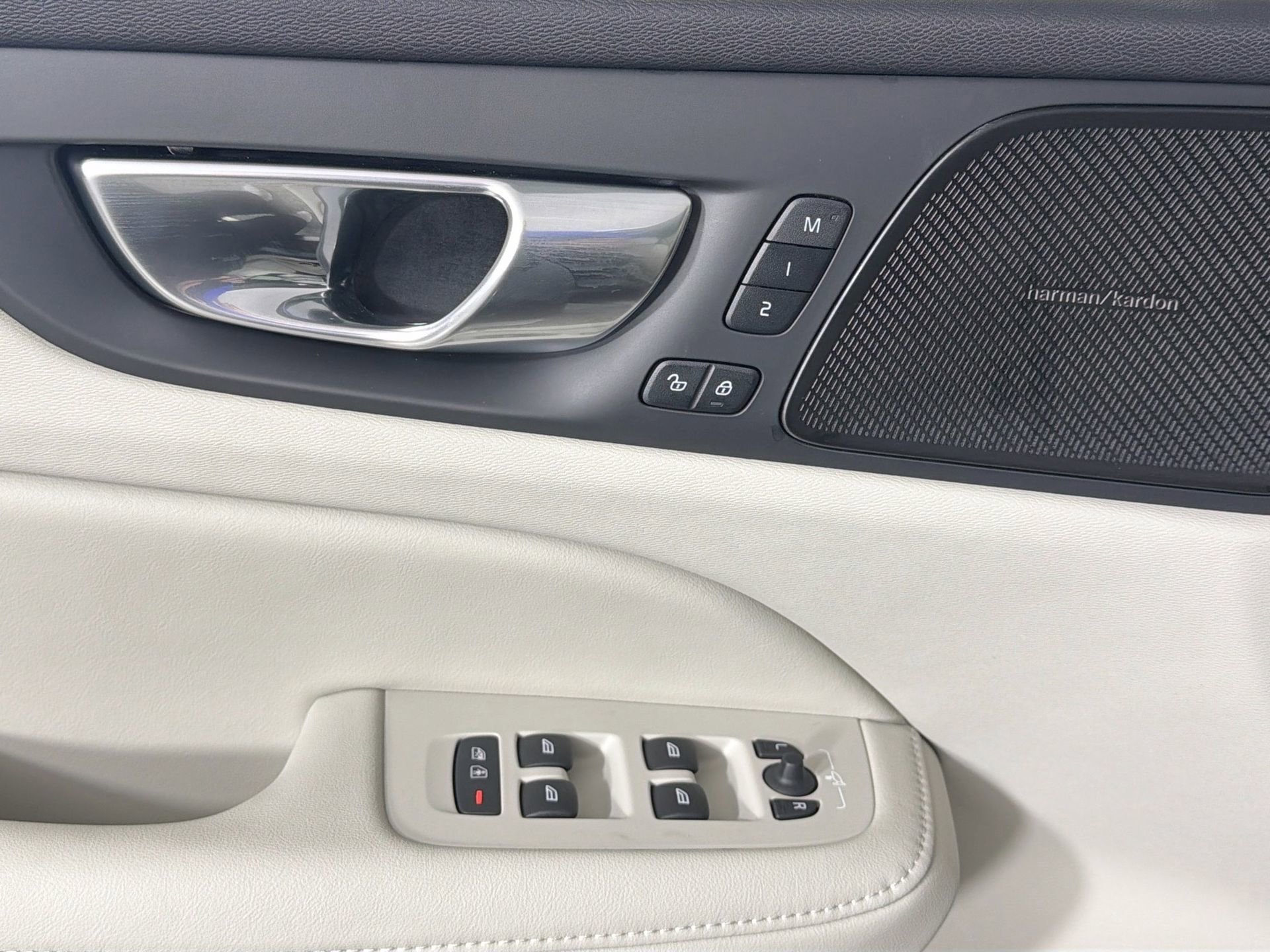 New 2026 Volvo V60 B5 Cross Country Ultra w/ Protection Package Premier image 17