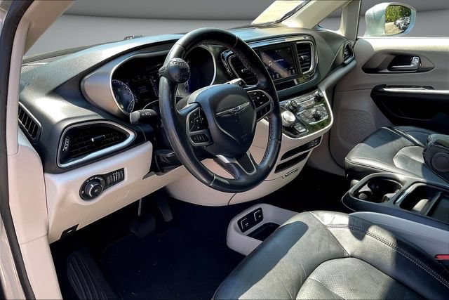 Used 2020 Chrysler Pacifica Touring-L w/ Tire & Wheel Group FWD image 19