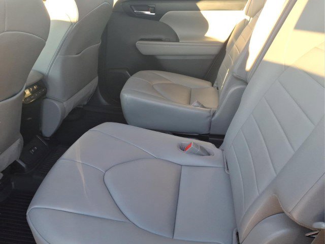 Used 2020 Toyota Highlander XLE image 10