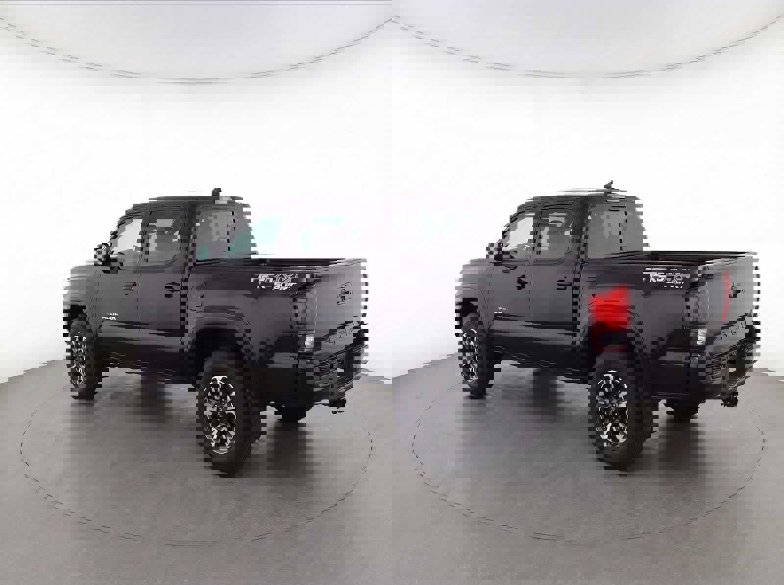 Used 2018 Toyota Tacoma TRD Sport w/ TRD Premium Sport Package AWD/4WD image 5