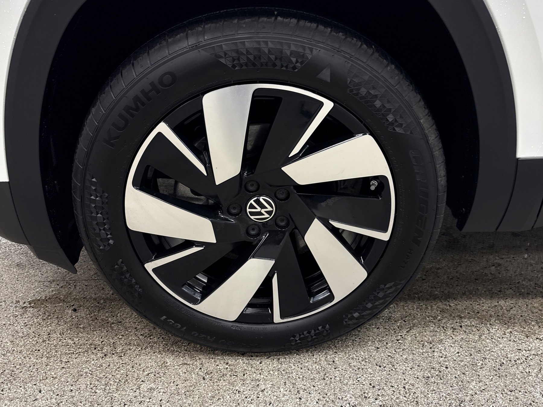 Used 2024 Volkswagen Atlas Cross Sport SEL image 2