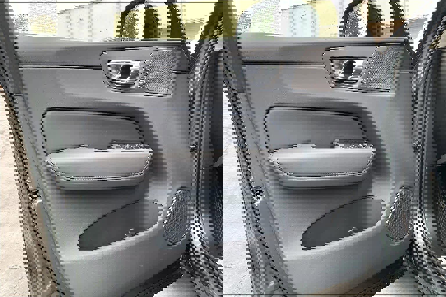 New 2026 Volvo XC60 B5 Ultra w/ Climate Package image 24