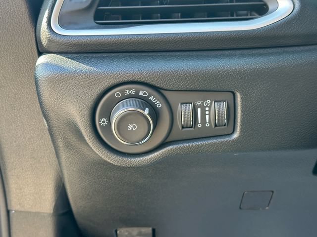 Used 2025 Chrysler Pacifica Select FWD image 21