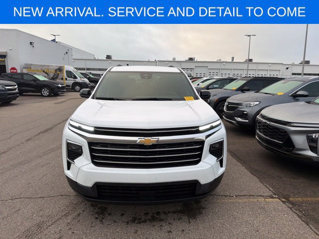 Used 2024 Chevrolet Traverse LT w/ Trailering Package FWD image 3