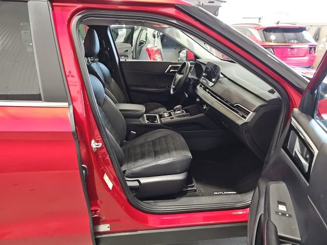 Used 2023 Mitsubishi Outlander SE image 18