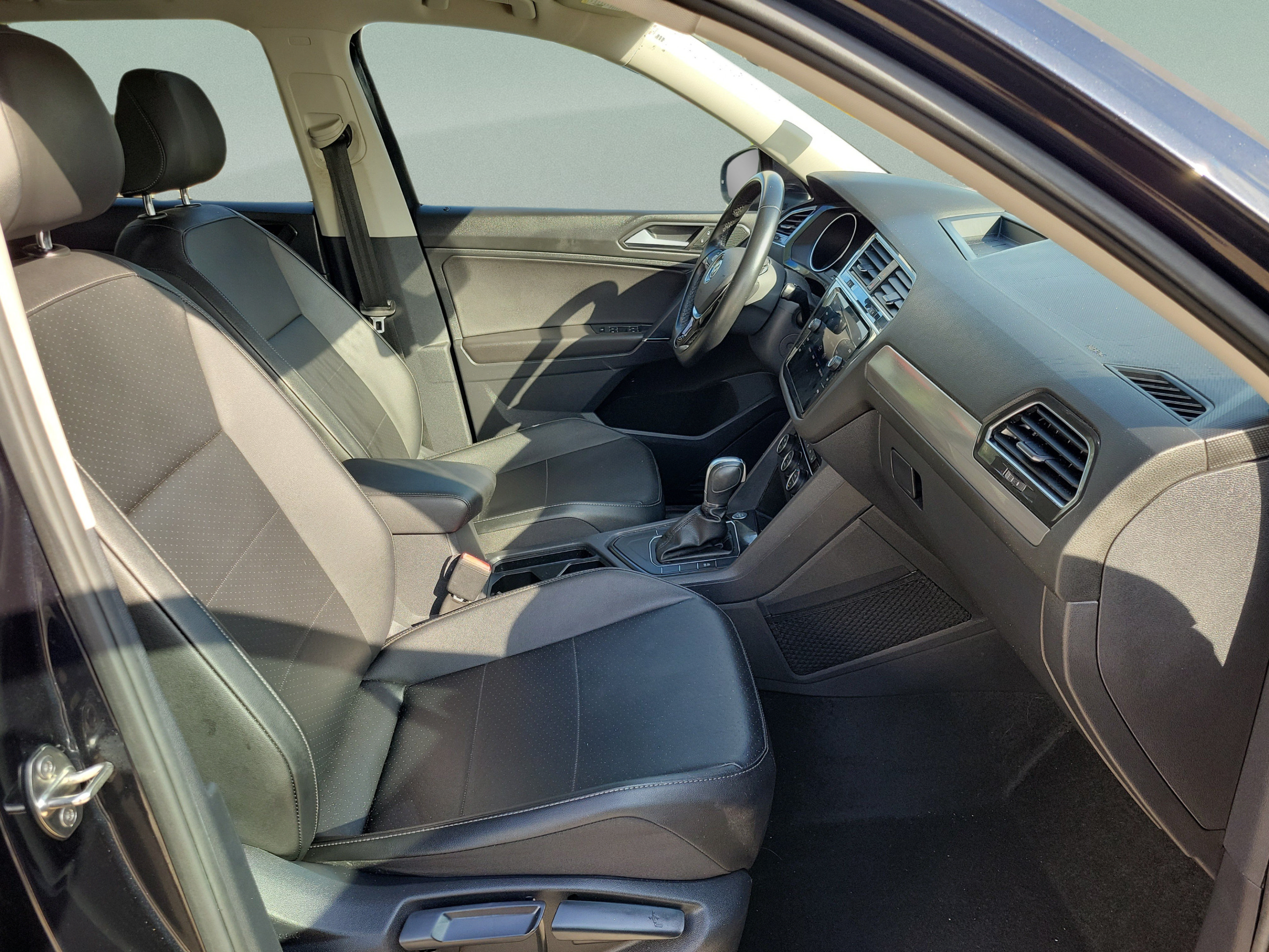 Used 2018 Volkswagen Tiguan SE w/ Panoramic Sunroof Package FWD image 32