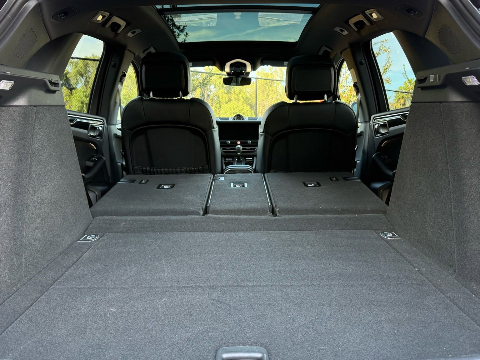 Used 2025 Porsche Macan AWD/4WD image 35