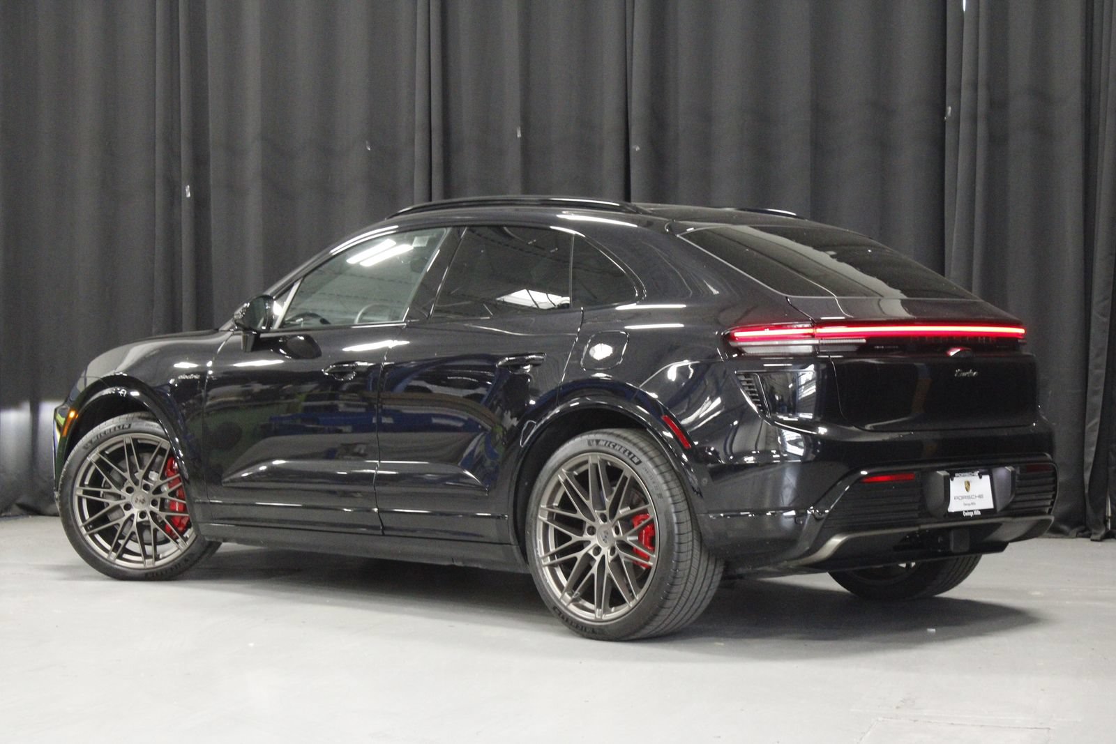 Used 2025 Porsche Macan Turbo Electric AWD/4WD image 3