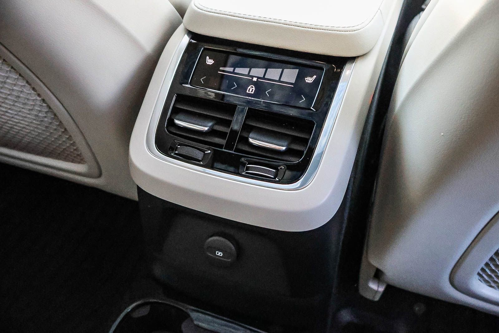 Used 2024 Volvo XC90 T8 Ultimate w/ Protection Package Premier image 22