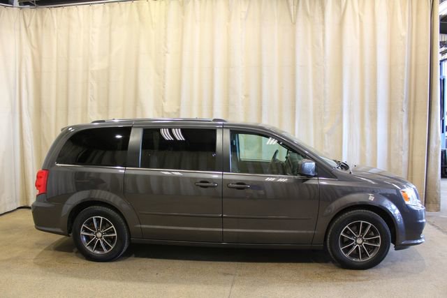 Used 2017 Dodge Grand Caravan SXT image 3