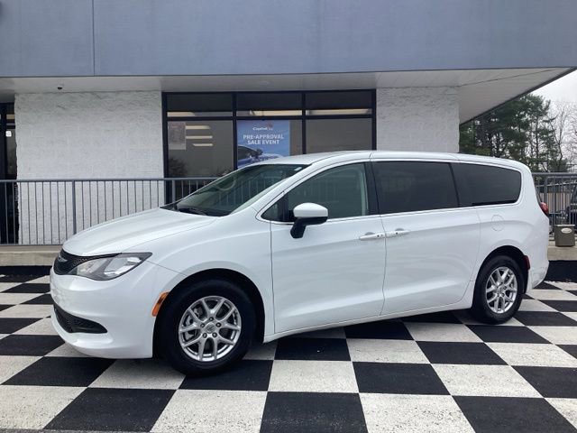Used 2022 Chrysler Voyager LX image 2