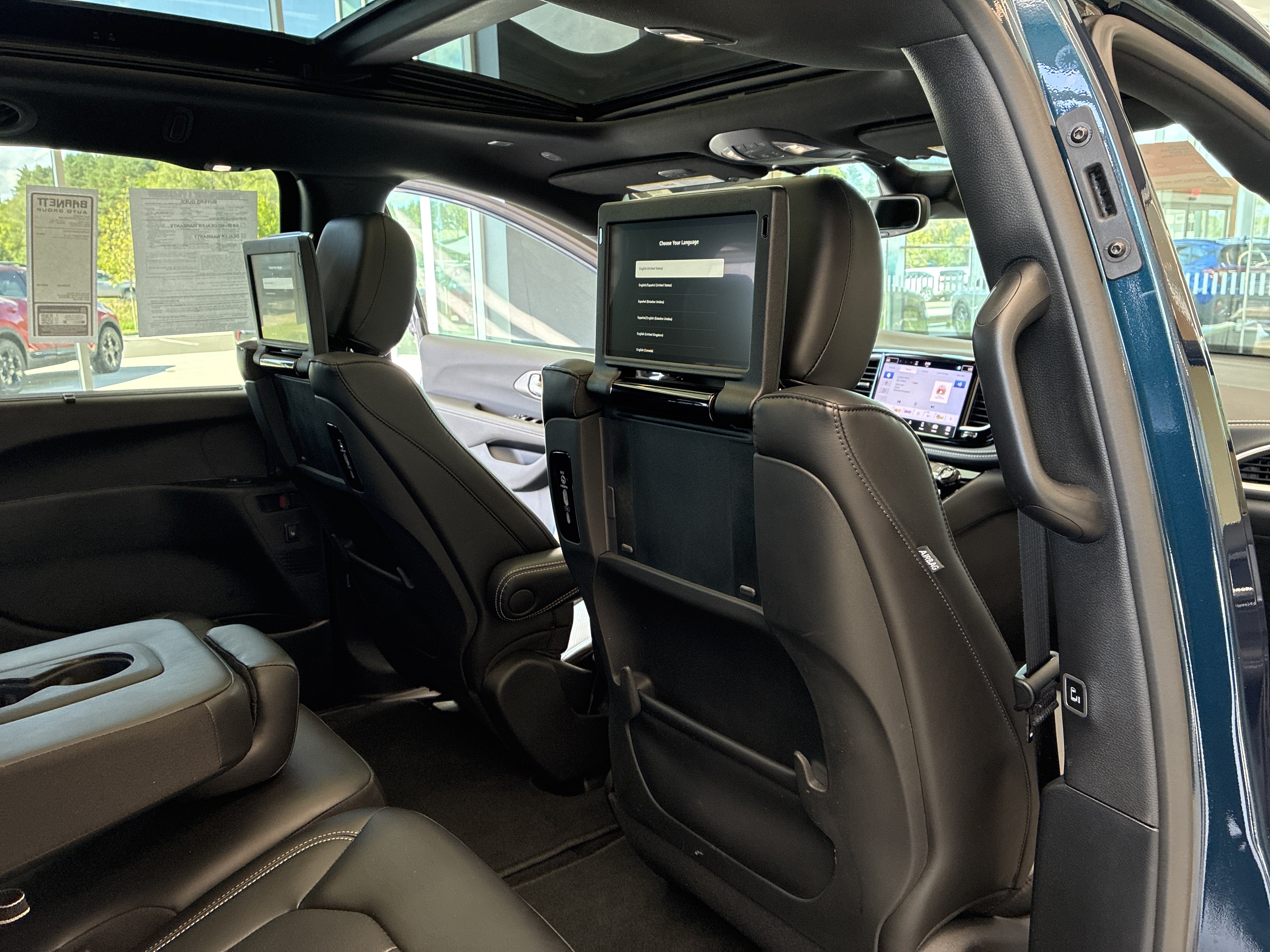Certified 2025 Chrysler Pacifica Select w/ Uconnect Theater Family Group FWD image 17