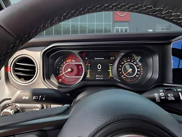 Used 2025 Jeep Wrangler Unlimited Rubicon AWD/4WD image 13